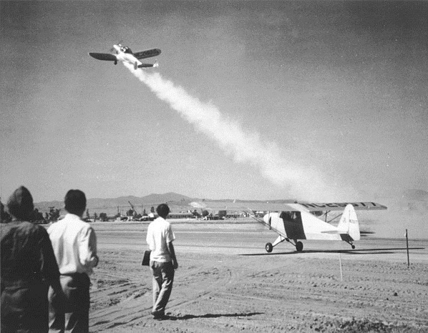  Dcollage du premier avion amricain assist par fuse, un Ercoupe quip d'un propulseur JATO (Jet Assisted Take-Off) dvelopp par GALCIT et dvelopp par propulseur solide. 